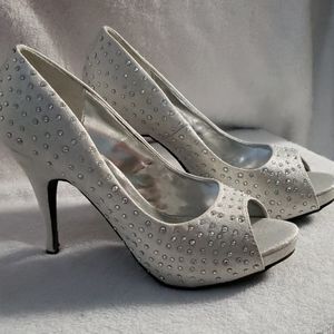 NWOT Silver heels